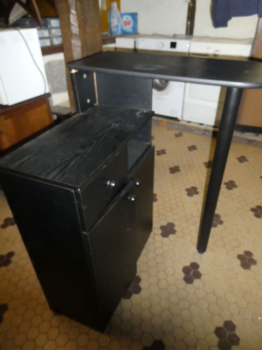 Meuble avec table haute. Meubles