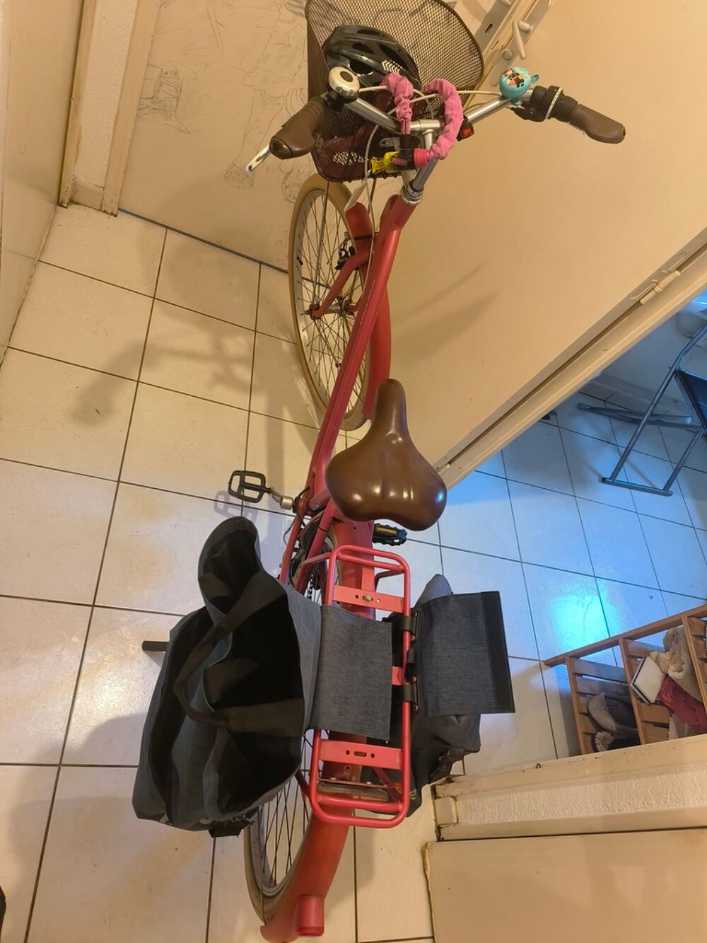 V&eacute;lo urbain rose avec accessoires de transport Vlos