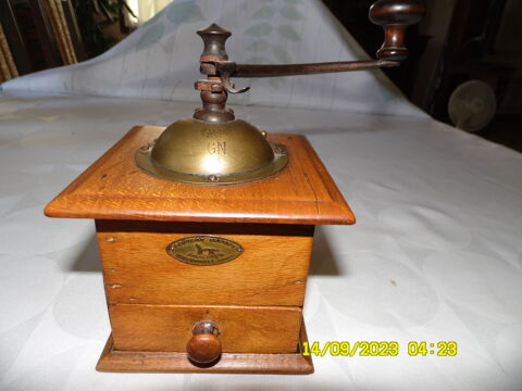 MOULIN  �  CAF�  ou  �  �PICES 35 Availles-Limouzine (86)