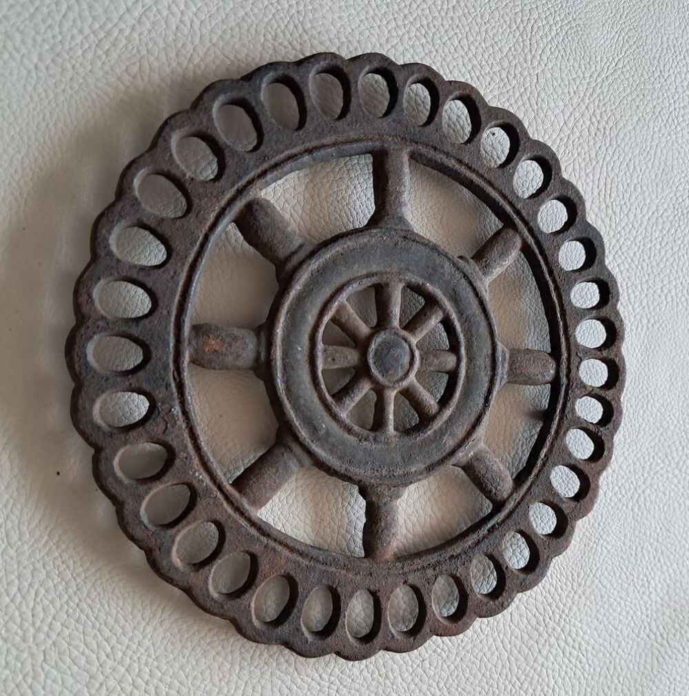 ancien petit dessous de plat en fonte barre de navigation Décoration