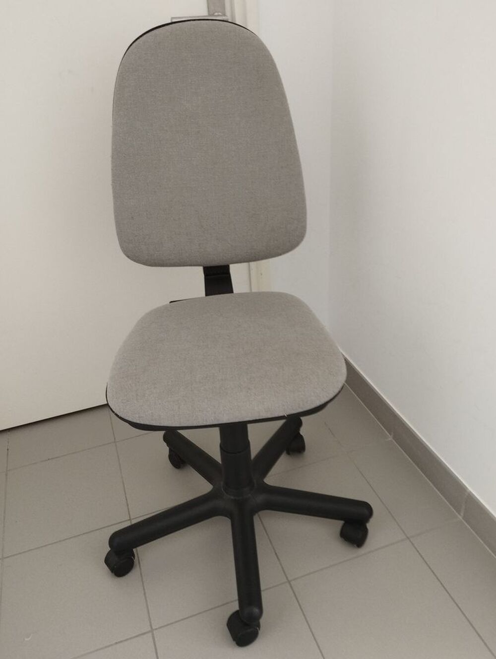 Chaise de bureau &agrave; roulettes pivotante.
Meubles