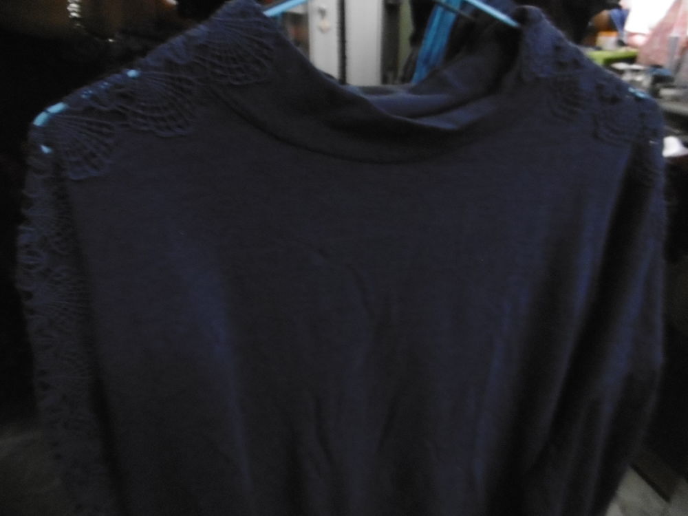 Polo bleu manches longues dentelle, neuf Vêtements