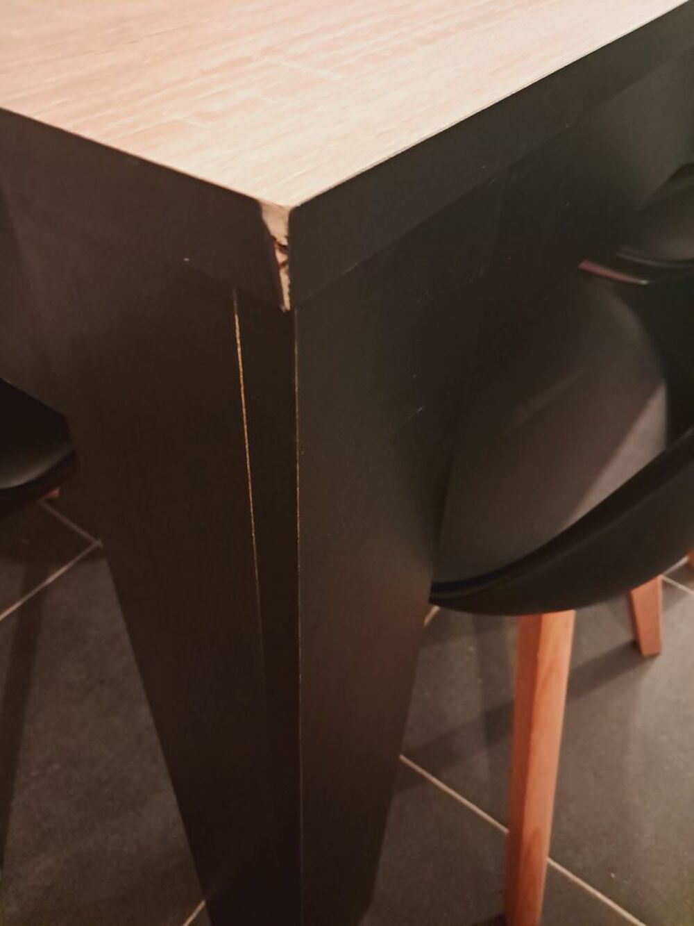 Table de s&eacute;jour+4 chaises 
&Agrave; venir r&eacute;cup&eacute;rer Meubles