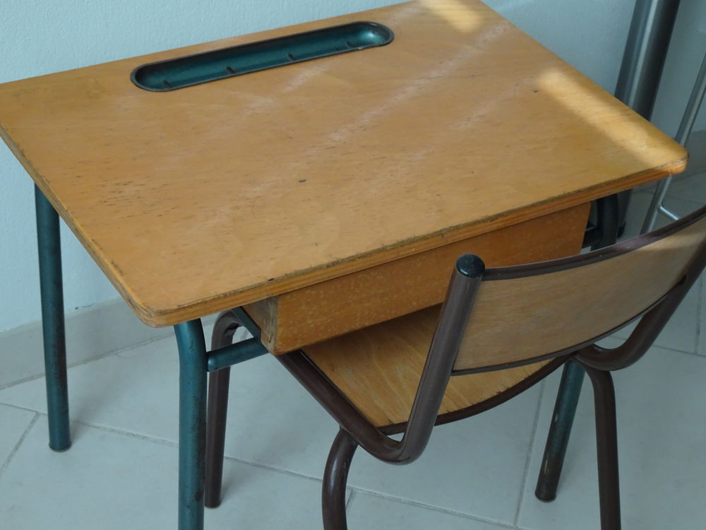 Bureau d'&eacute;colier et sa chaise assortie. Meubles