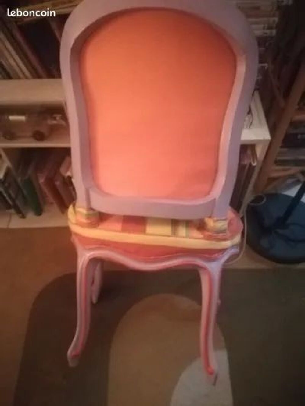 Une chaise de style Louis XVI 