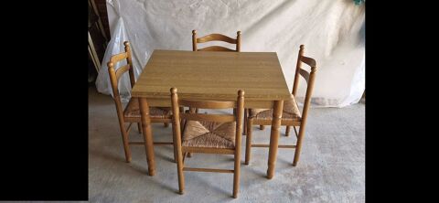 Table bois avec 2 rallonges + 4 chaises bois paillées 
Saint-Pierre-les-Étieux (18)