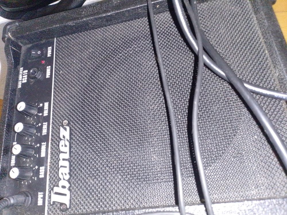 Basse Ibanez soundgear + housse ampli gr&eacute;sille bsa 10 Instruments de musique