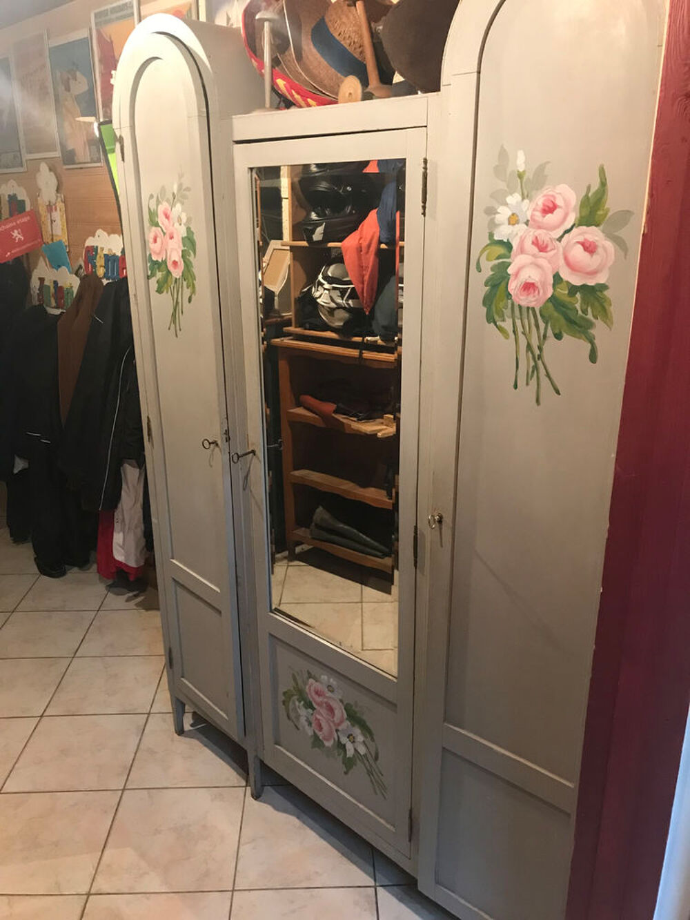 ARMOIR PEINTE EN GRIS ET FLEURS Meubles