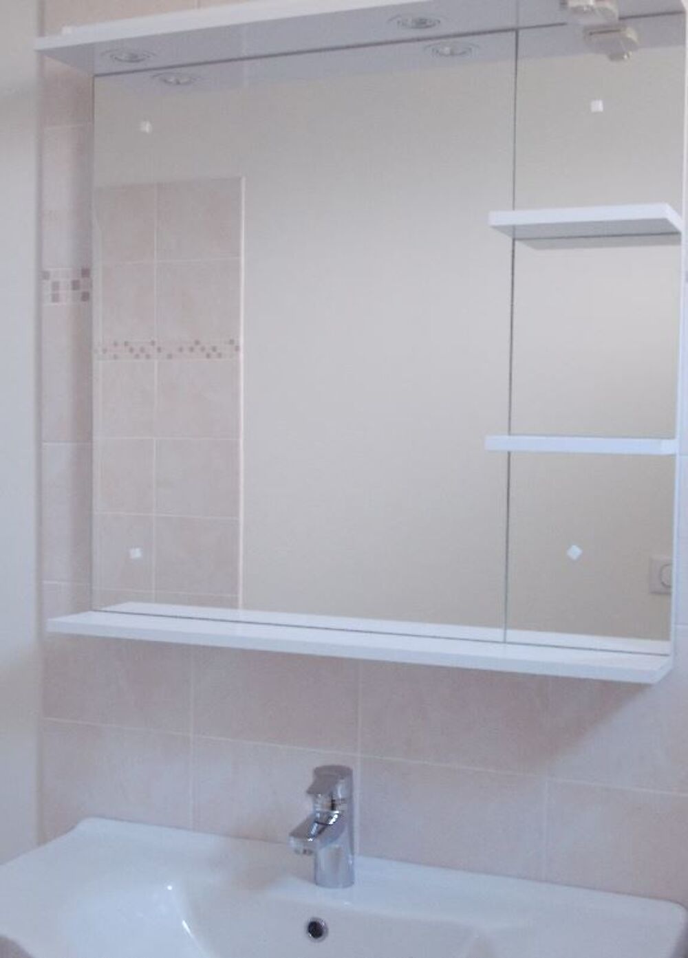 Grande glace de lavabo NEUVE, &eacute;clairage int&eacute;gr&eacute;, tablettes Bricolage