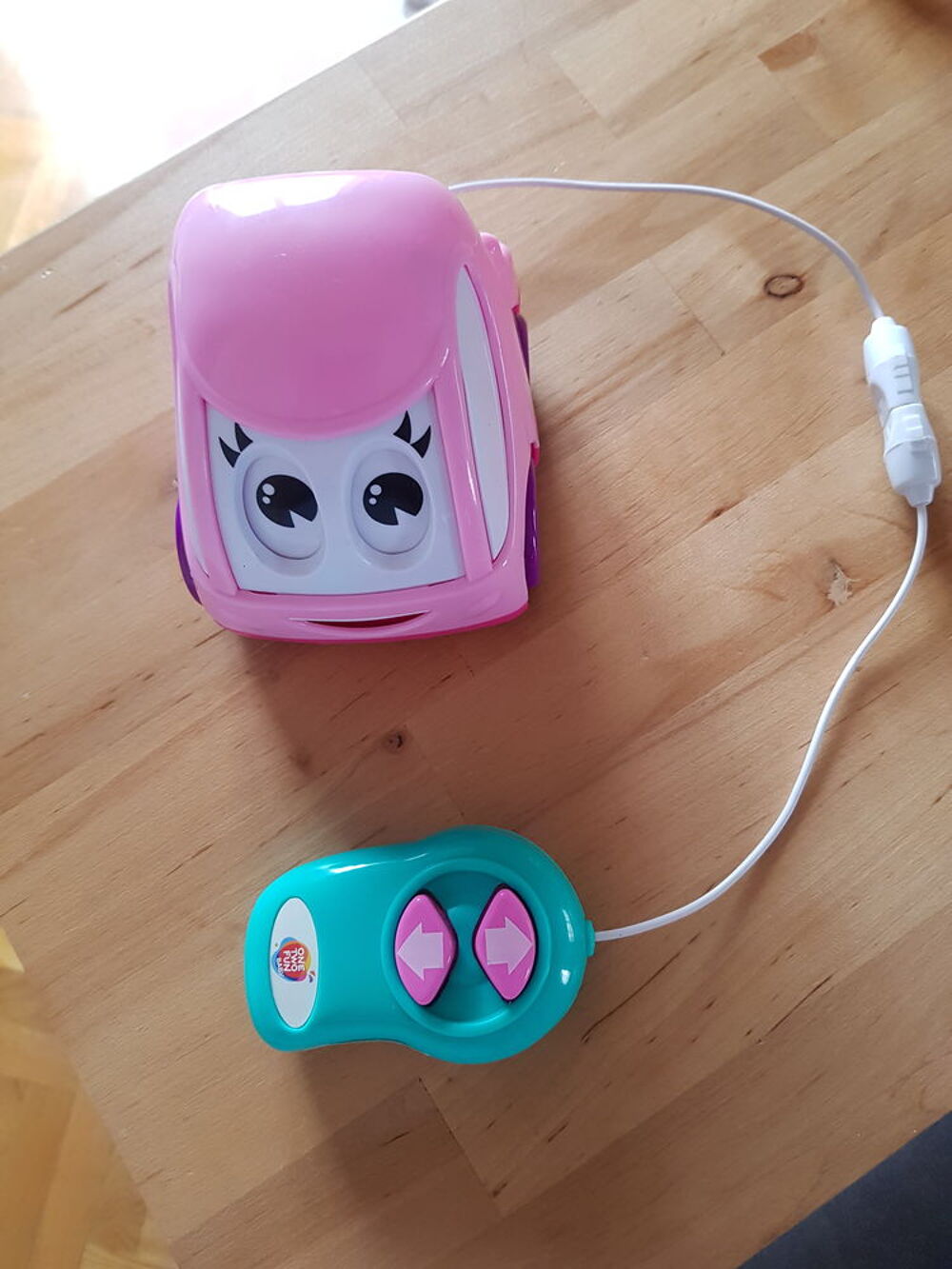 Petite voiture t&eacute;l&eacute;command&eacute;e &agrave; fil Jeux / jouets