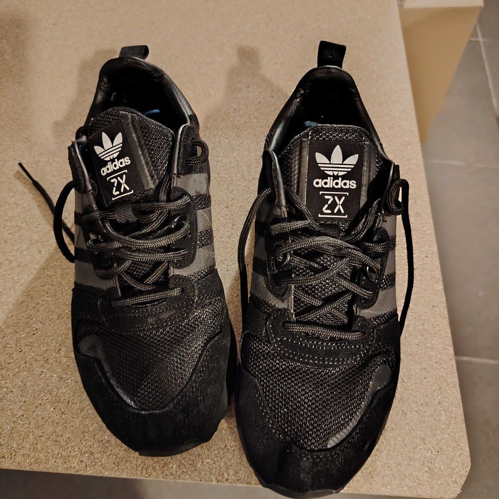 baskets noires adidas Sports