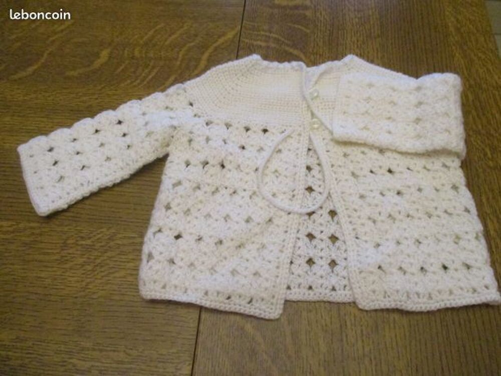Brassi&egrave;re 3 mois blanche attach&eacute;e derri&egrave;re avec un cordon Vêtements enfants
