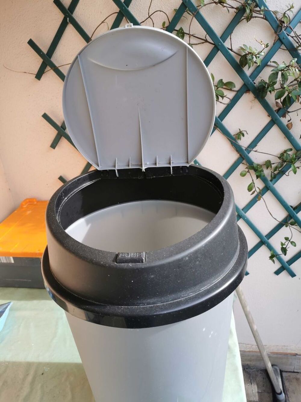 poubelle en plastique D�coration