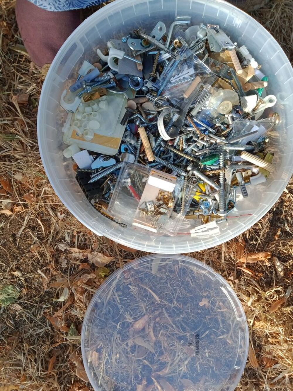 Lot de quincaillerie diverse dans seau Bricolage