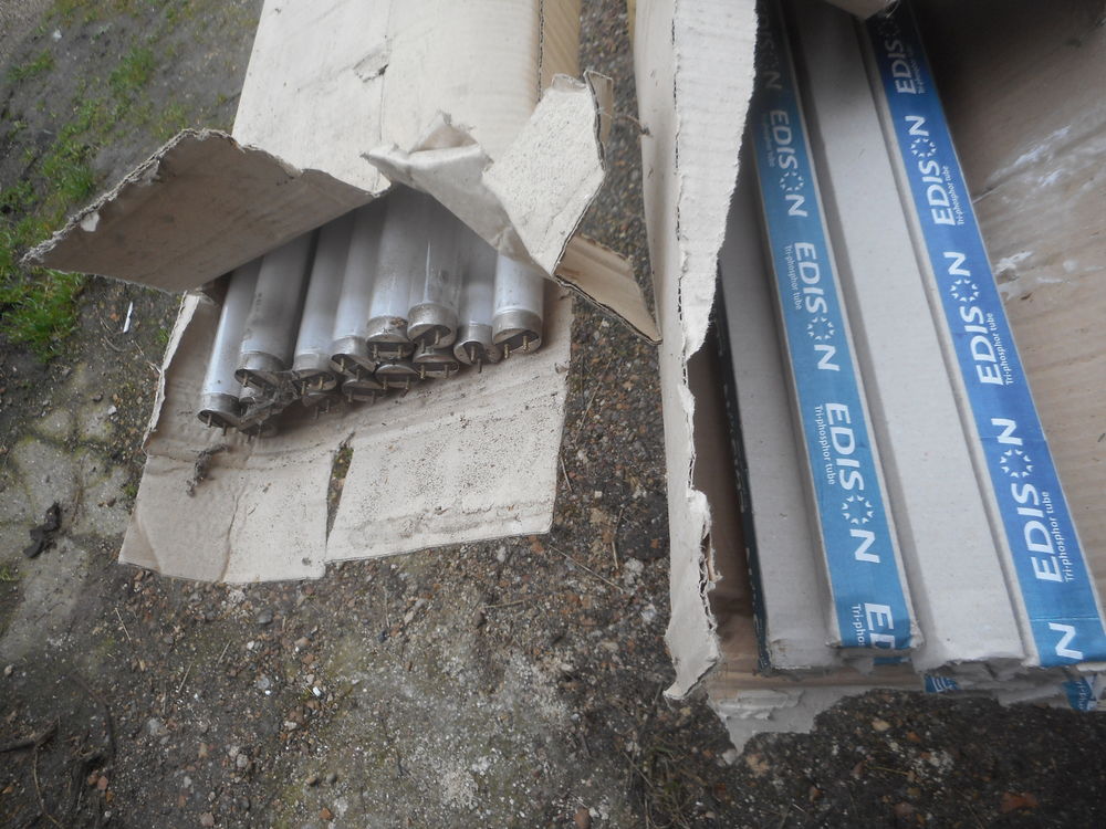 lavabos + vasque neuf etc faire prix pour chaque article Maroquinerie