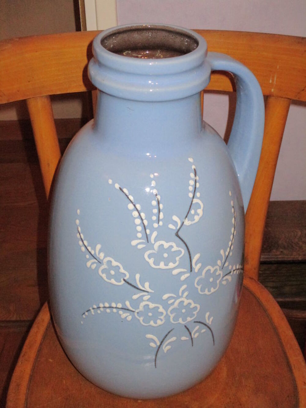 beau pot en gr&egrave;s bleu et fleurs blanches sur le devant Décoration
