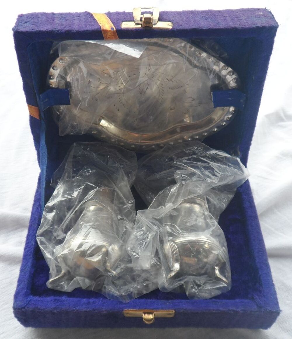 Coffret avec 2 pots &agrave; &eacute;pices sur un plateau inox
Cuisine