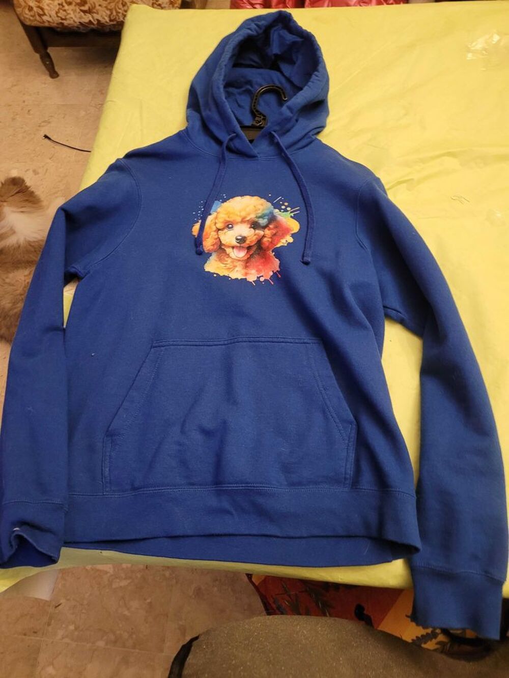 Sweat-shirt a capuche bleu royal motif caniche color&eacute;s Vêtements