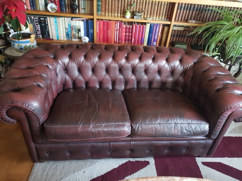 canap&eacute; chesterfield vintage deux places en cuir Meubles