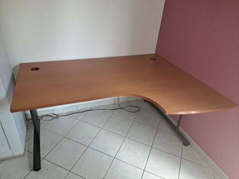 Bureau professionnel en bon �tat plus grand longueur 20 Avrill� (49)
