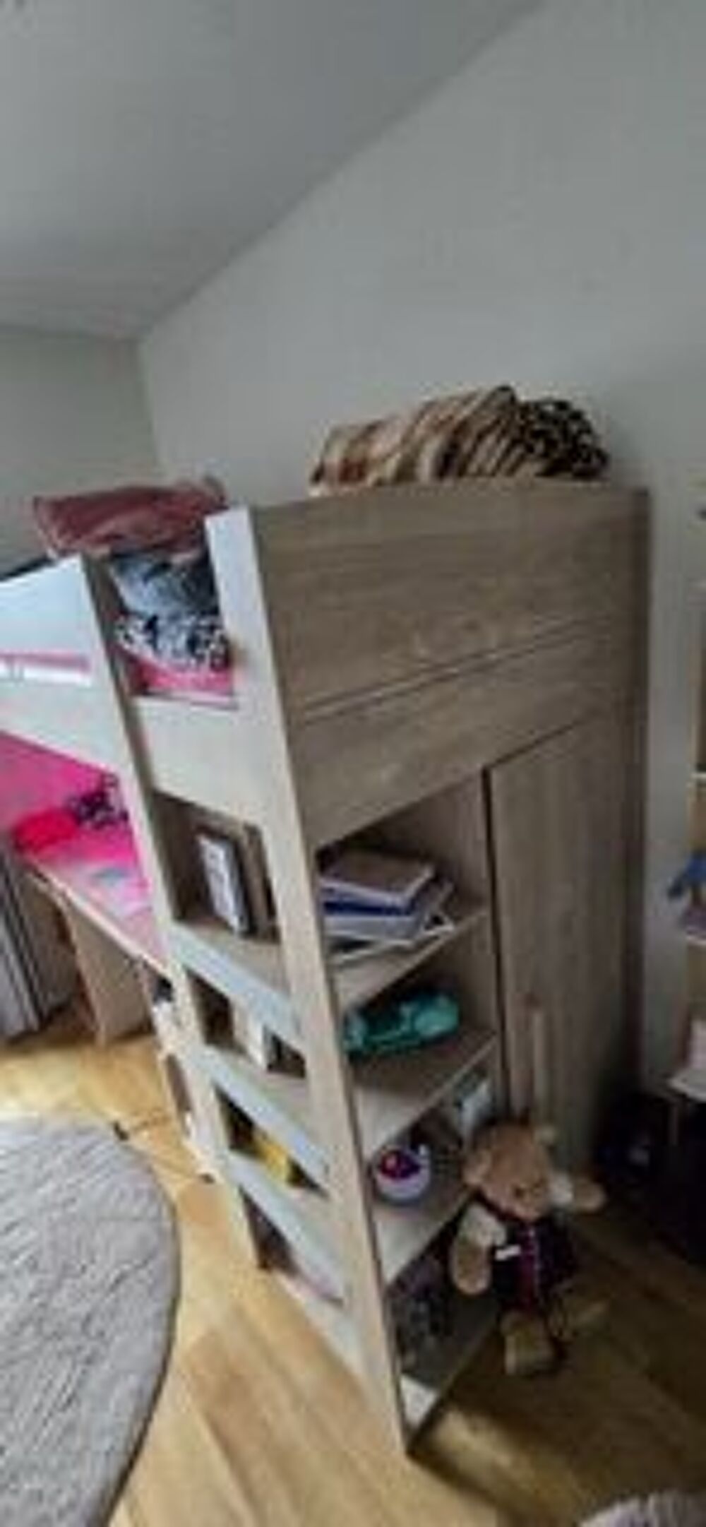 Lit avec bureau int&eacute;gr&eacute; en bois . Meubles