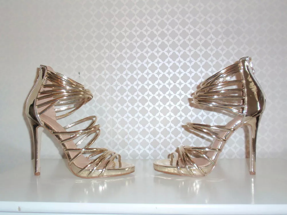 Ecarpins a talons a bride dor&eacute;es brillantes neuf. Chaussures