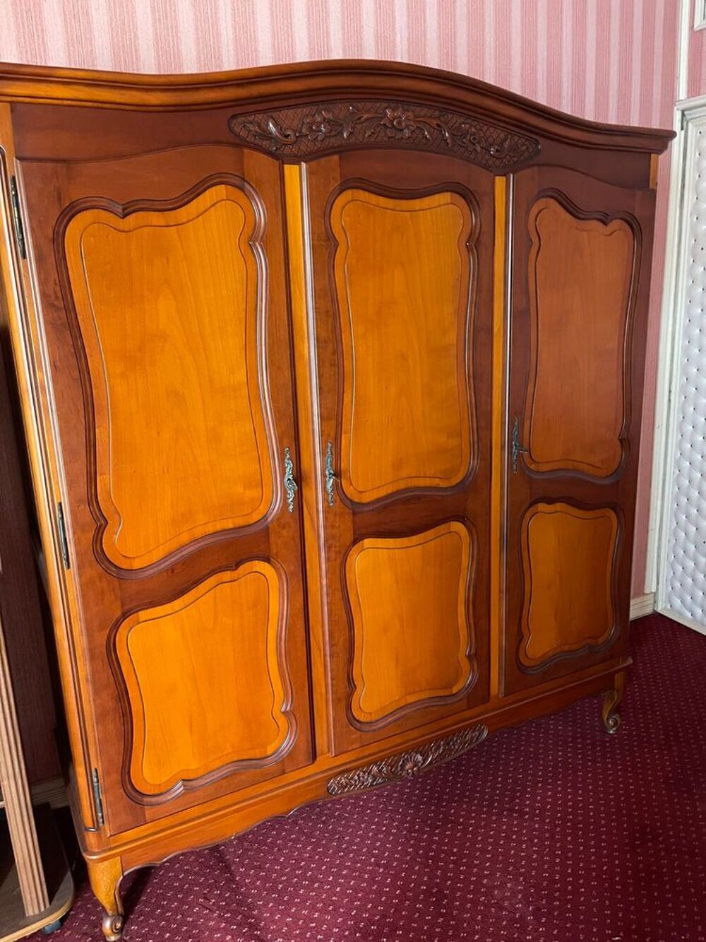 Grande armoire 3 portes style Louis XV bois teinte merisier Meubles