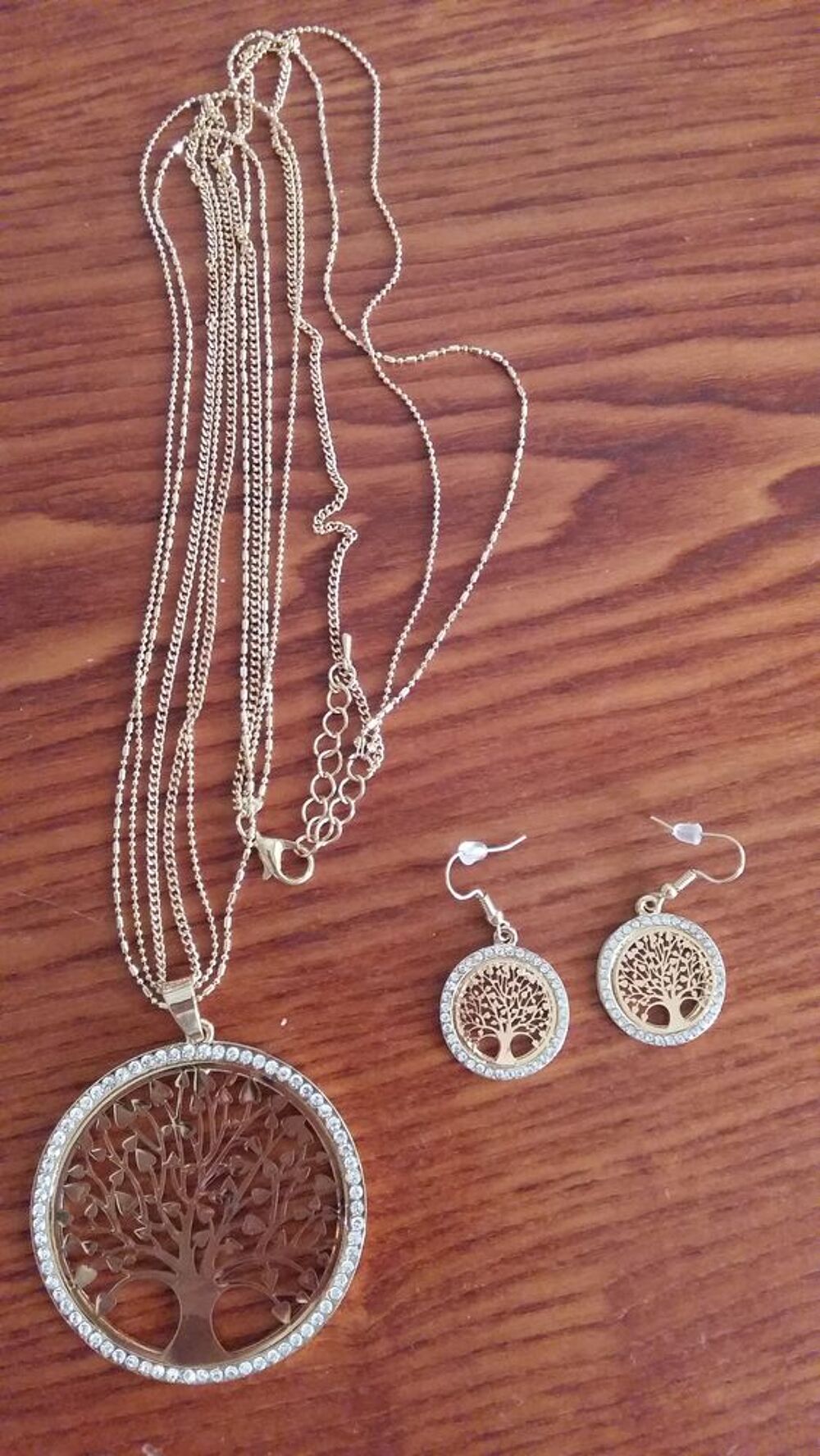 Parure neuve. 7e. Compter 4 timbres pour les frais de port. Bijoux et montres