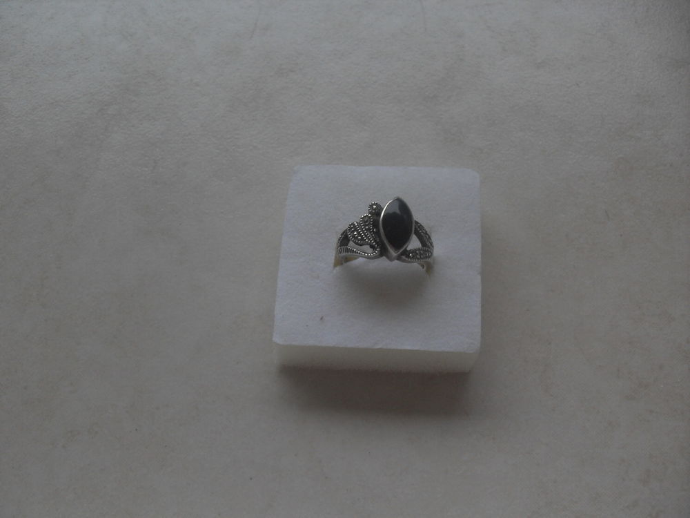 Bague en argent avec pierre Bijoux et montres
