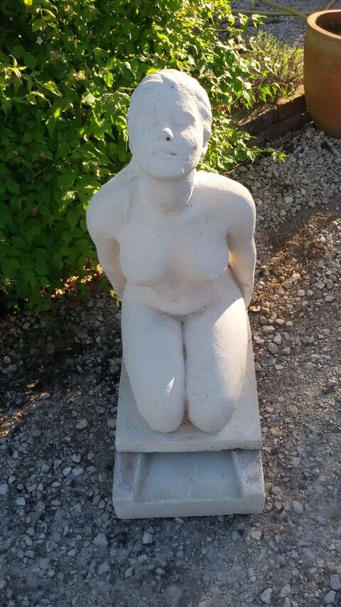 Statue de femme en pierre 250 Als (30)