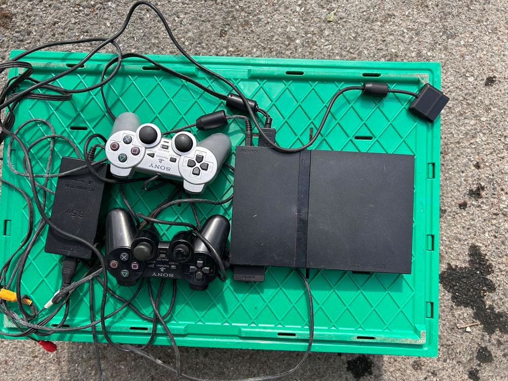 PS2 avec deux manettes Consoles et jeux vidéos