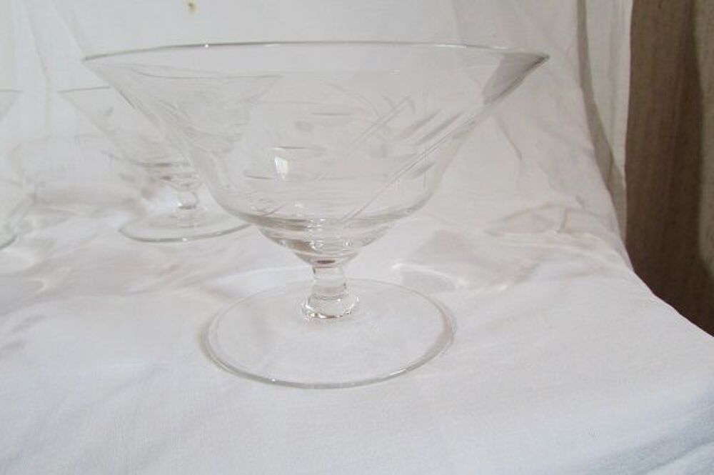 Service de verres &agrave; pieds ,2 carafes : 44 pi&egrave;ces Cuisine