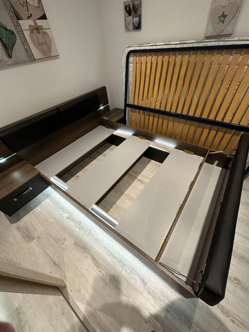 Lit coffre 140x190 Conforama + sommier + matelas Royal Meubles
