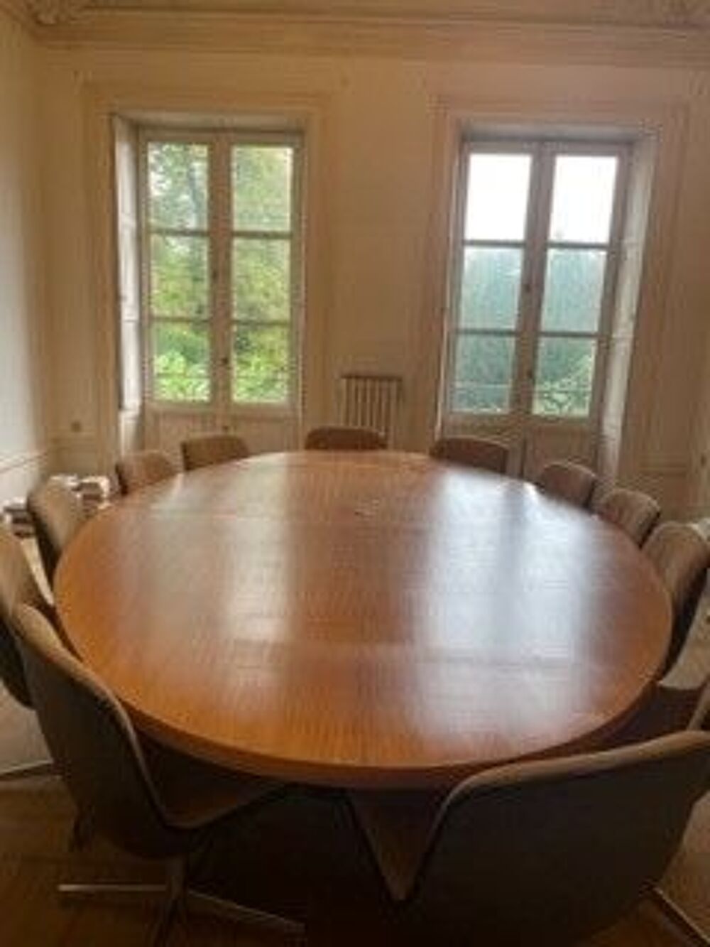Grande table de r&eacute;union ovale + lot de 16 chaises Meubles