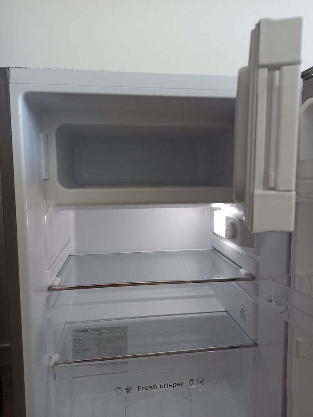 R&eacute;frig&eacute;rateur Thomson 109L sous plan gris Electroménager