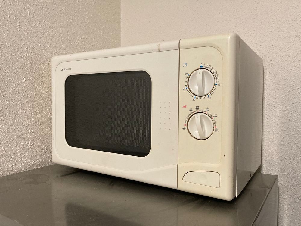 Four &agrave; micro-ondes . Electroménager