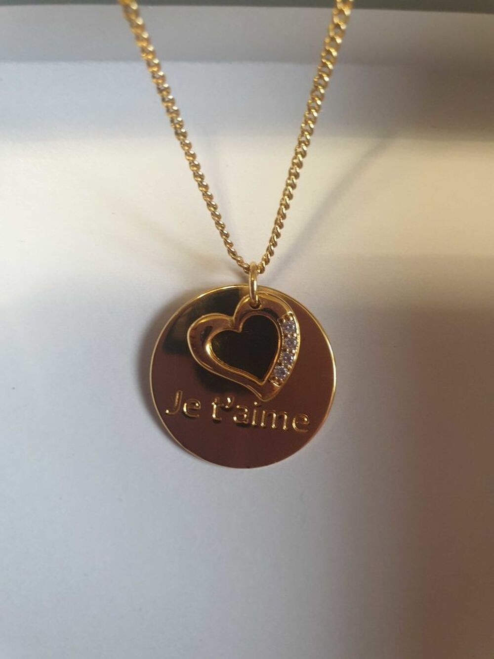 tr&egrave;s belle parure boucles d'oreilles et cha&icirc;ne avec pendentif pour dire je t'aime. plaqu&eacute; or. Bijoux et montres
