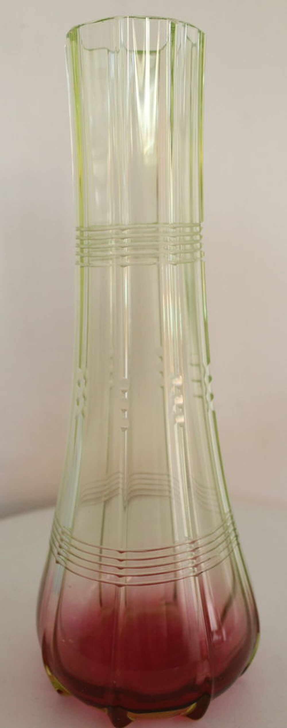 Vase grav&eacute; et bicolore en ouraline, uranium glass Décoration
