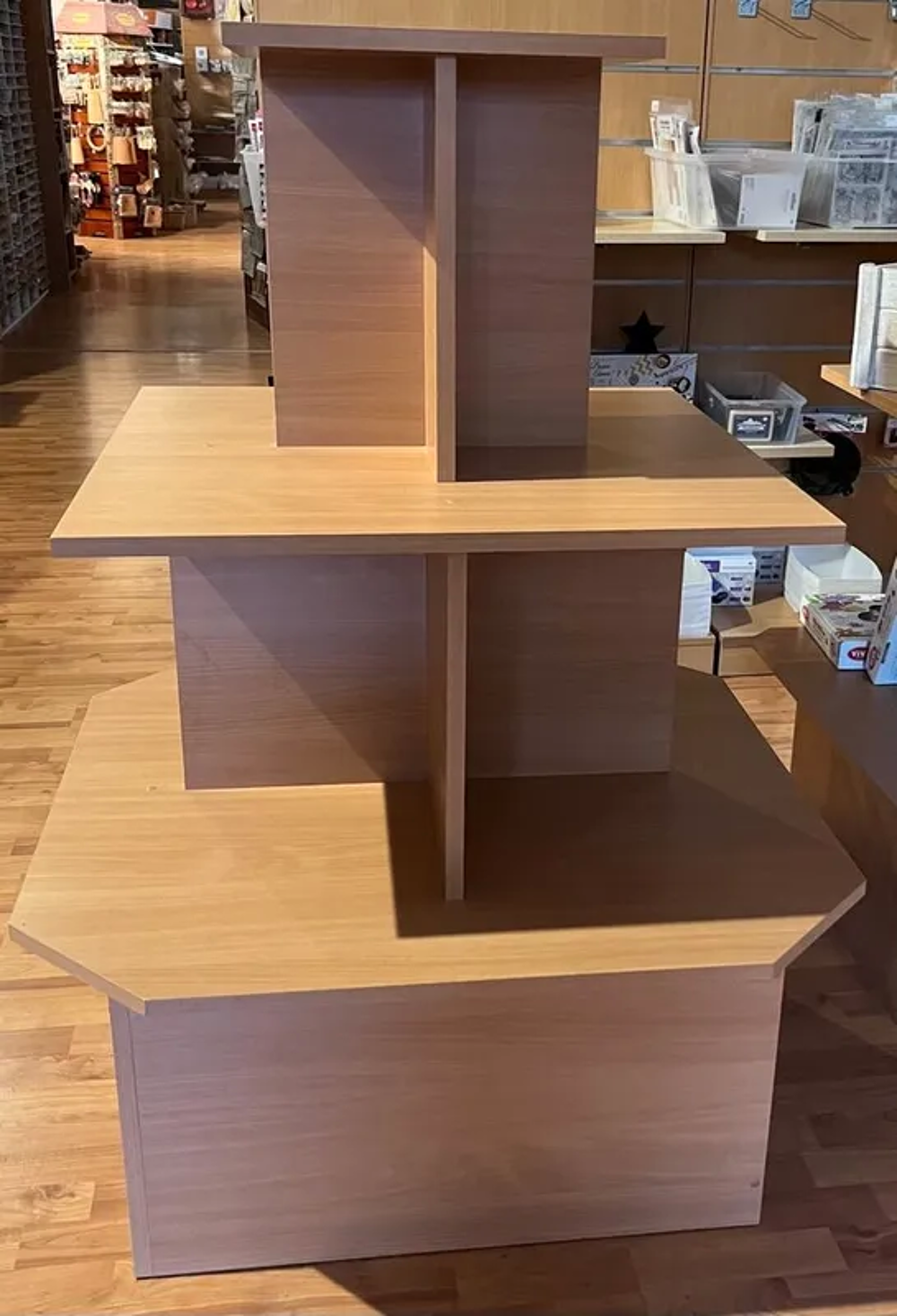 Meuble pr&eacute;sentoir en bois.Plateau 90cm au plus grand 72cm 39 Meubles