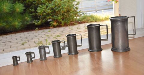 S�rie de 7 anciennes mesures en �tain. Poin�ons fleurs. 95 Gujan-Mestras (33)