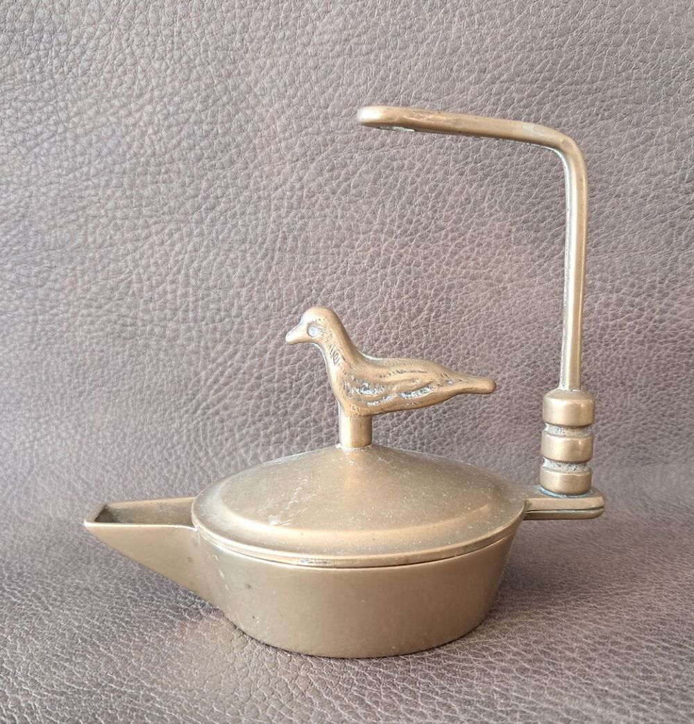lampe &agrave; huile en laiton surmont&eacute;e d'un oiseau 
Décoration