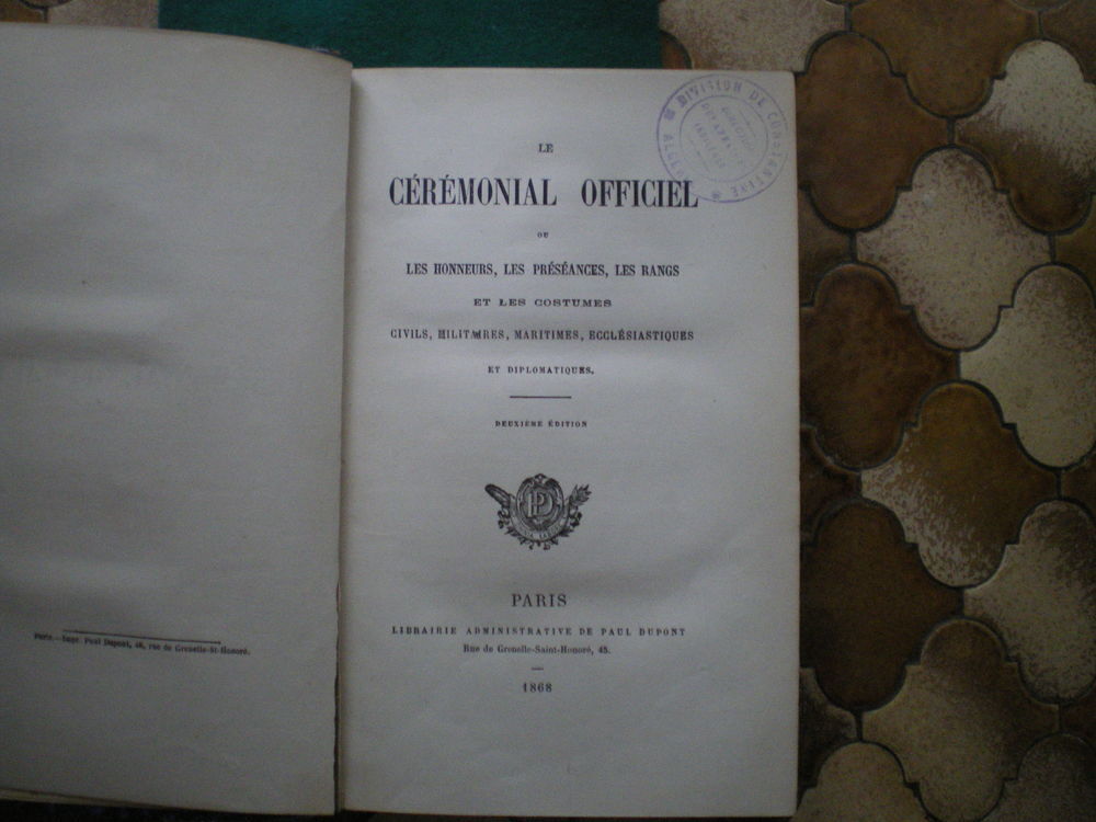 Livre " Le C&eacute;r&eacute;monial Officiel - Les Honneurs et Pr&eacute;s&eacute;ances" 
