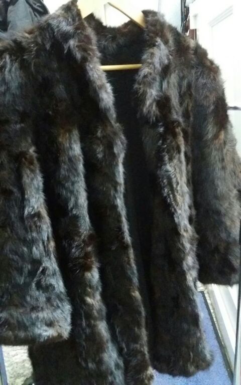 VESTE en v�ritable FOURRURE Taille 38/40
160 Nantes (44)
