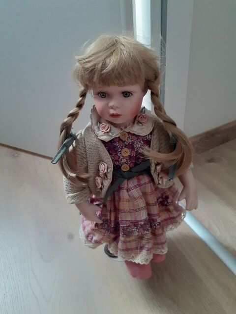 Poup�e porcelaine  15 Saint-Georges-sur-Baulche (89)