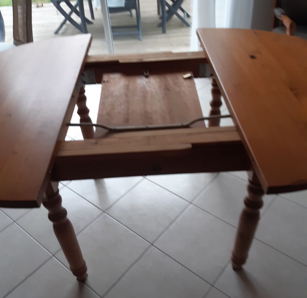 TABLE EN PIN MASSIF INTERIOR Meubles