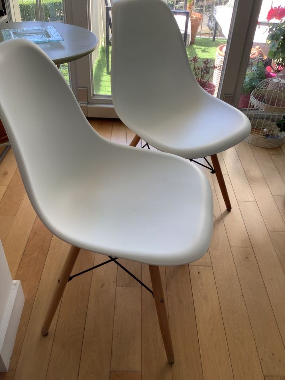 Deux chaises blanches Meubles