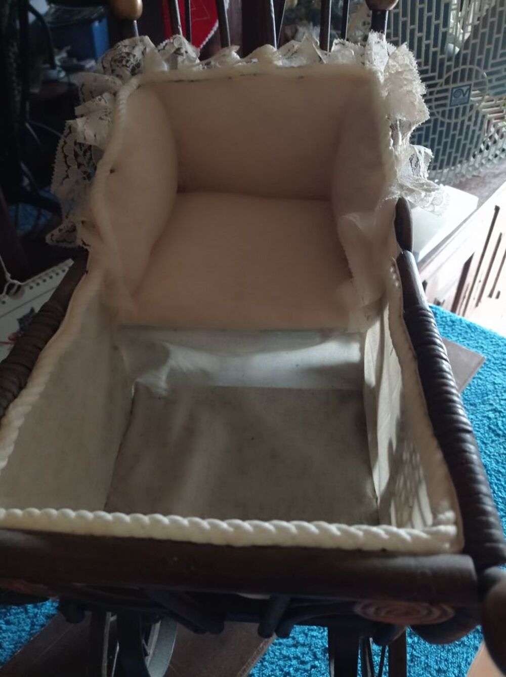 Poussette d&eacute;corative vintage en bois avec capote en dentelle 
