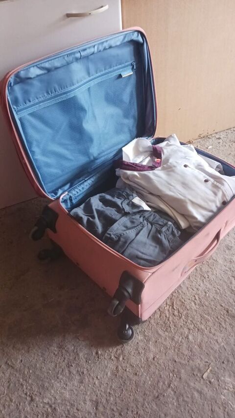 VALISE ROSE À 4 ROULETTES à 20€ 20 Servas (01)