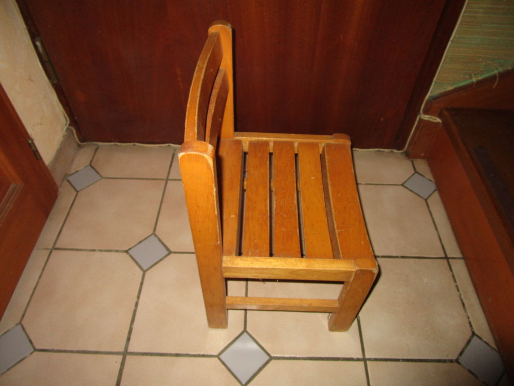 TROIS CHAISES UN ROCKING CHAIR + DEUX CHAISES ENFANT Mobilier enfants