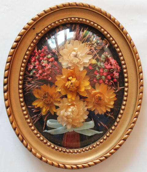 Cadre Verre bombé avec fleurs immortelles
18 cm x 15 cm 20 Issy-les-Moulineaux (92)